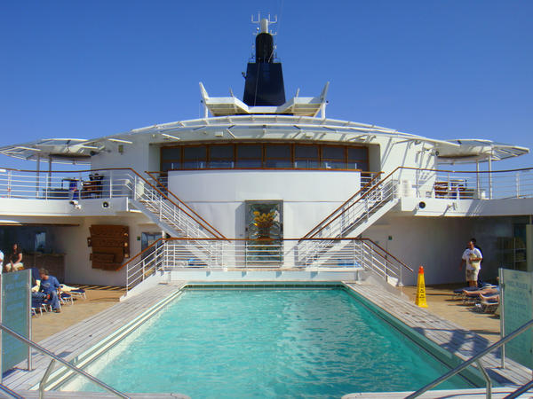 cruise ship pool betch.jpg