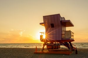 lifeguard-house-gefe80f781_1920-300x200